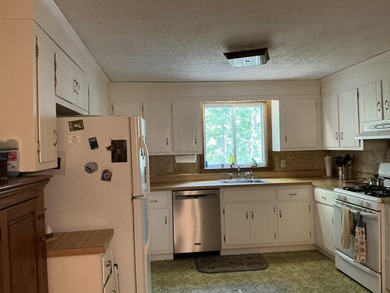 Very spacious 3 bedroom ranch in very convenient location close - photo 8