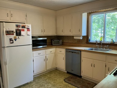 Very spacious 3 bedroom ranch in very convenient location close - photo 10