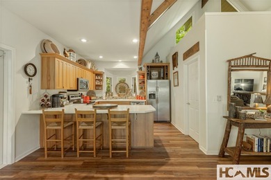 Welcome to Buckberry Lodge, a meticulously maintained residence - photo 8