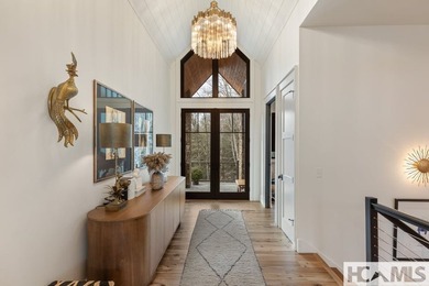 Completed in 2021, this thoughtfully designed mountain home - photo 3