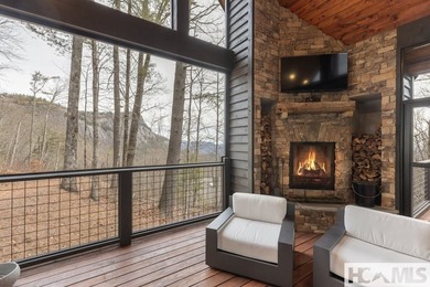 Completed in 2021, this thoughtfully designed mountain home - photo 8