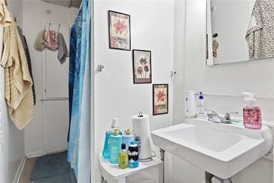 Spacious up-and-down two-family property in a highly accessible - photo 25