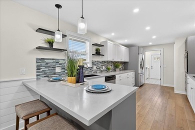 Welcome to this charming 3 bedroom/2 bathroom home with an open - photo 9