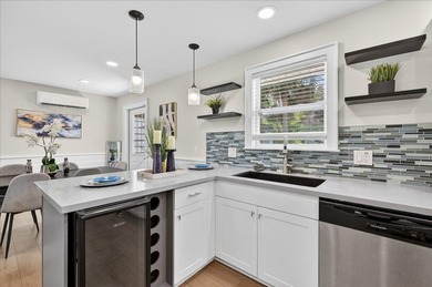 Welcome to this charming 3 bedroom/2 bathroom home with an open - photo 10