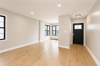 Beautifully renovated 3-bedroom, 3-bathroom home in desirable - photo 5