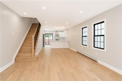 Beautifully renovated 3-bedroom, 3-bathroom home in desirable - photo 7