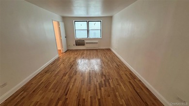 Immediately Available - Spacious Junior 4 Co-op Apartment for - photo 3