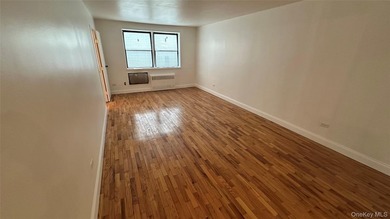Immediately Available - Spacious Junior 4 Co-op Apartment for - photo 4