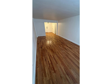 Immediately Available - Spacious Junior 4 Co-op Apartment for - photo 6