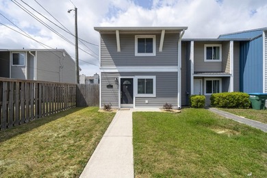 Updated, End Unit, gated backyard and additional privacy! Move - photo 1