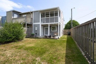 Updated, End Unit, gated backyard and additional privacy! Move - photo 2