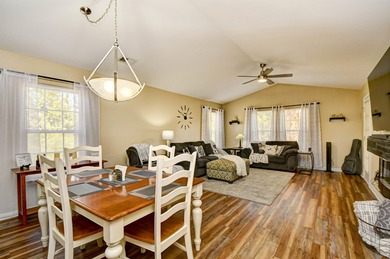 Beautifully furnished, fully stocked and updated 3 bedroom, 2 - photo 6