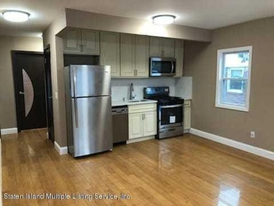 Desirable doctor's row location! Cash buyers preferred. Fully - photo 6