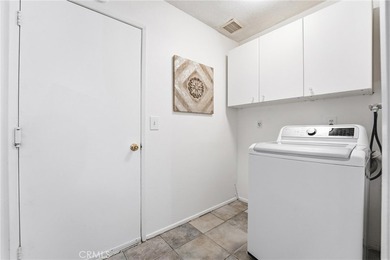 Beautiful end-unit townhome in a quiet interior location - photo 12