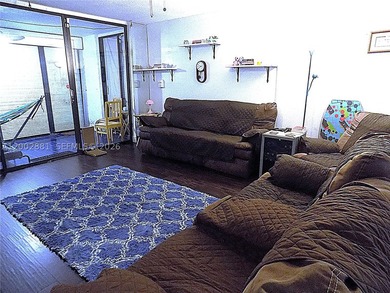 Modern upgraded Condo located in the vibrant Neighorhood of San - photo 4