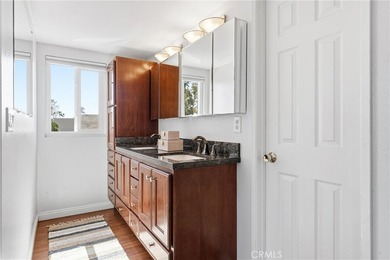 Beautiful end-unit townhome in a quiet interior location - photo 16