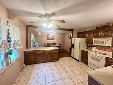 Welcome home to this beautifully maintained all-brick, 4-bedroom - photo 6