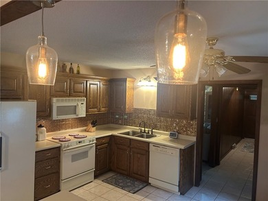 Welcome home to this beautifully maintained all-brick, 4-bedroom - photo 7