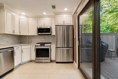 Welcome home to this beautifully maintained townhouse-style - photo 5