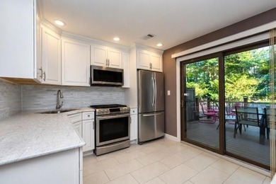 Welcome home to this beautifully maintained townhouse-style - photo 7