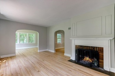 Grand Two-Story Home in Desirable Oakwood Heights! Welcome home - photo 6