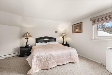Spacious 5-Bedroom Splanch in Desirable Bay Shore. Welcome to - photo 15