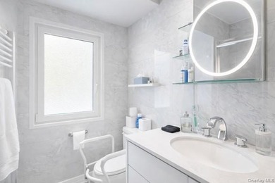 Spacious 5-Bedroom Splanch in Desirable Bay Shore. Welcome to - photo 17