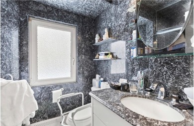 Spacious 5-Bedroom Splanch in Desirable Bay Shore. Welcome to - photo 18