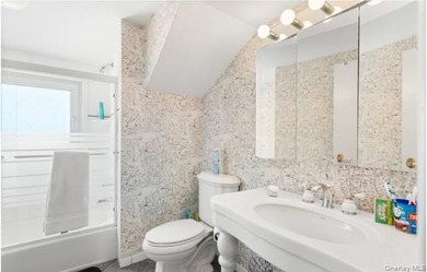 Spacious 5-Bedroom Splanch in Desirable Bay Shore. Welcome to - photo 19
