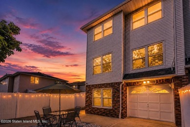 Welcome to this beautiful end-unit townhouse in the heart of - photo 1