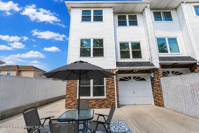 Welcome to this beautiful end-unit townhouse in the heart of - photo 3