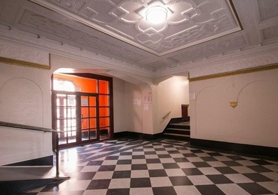 Location! Location! Spacious and sunny 2 bedrooms coop apartment - photo 5