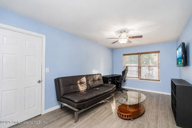 Welcome to this beautiful end-unit townhouse in the heart of - photo 7