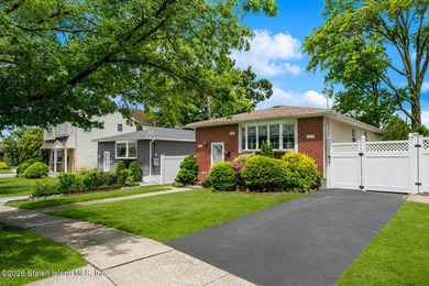 Unlock the potential in this charming 3 bed 2 bath ranch with a - photo 2