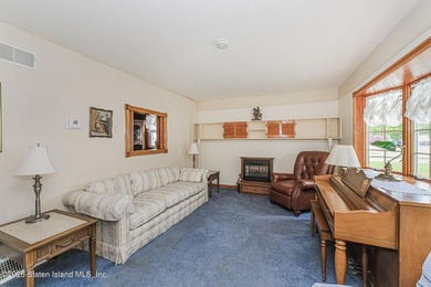 Unlock the potential in this charming 3 bed 2 bath ranch with a - photo 4