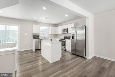 Quick Closing, like new, move-in ready, 3 level residence, in - photo 11