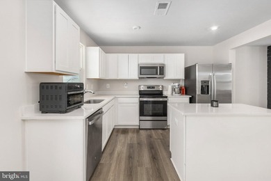 Quick Closing, like new, move-in ready, 3 level residence, in - photo 12