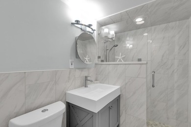 Welcome to your Waterfront Paradise! This beautifully remodeled - photo 18