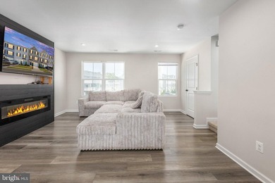 Quick Closing, like new, move-in ready, 3 level residence, in - photo 19