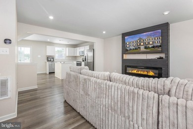 Quick Closing, like new, move-in ready, 3 level residence, in - photo 21