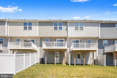 Quick Closing, like new, move-in ready, 3 level residence, in - photo 38