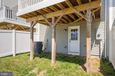 Quick Closing, like new, move-in ready, 3 level residence, in - photo 39