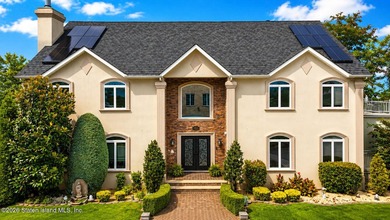 Exceptional waterfront estate with private dock and over 700 - photo 2