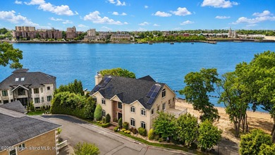 Exceptional waterfront estate with private dock and over 700 - photo 3
