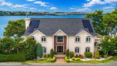 Exceptional waterfront estate with private dock and over 700 - photo 8