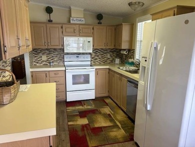 Move right into this beautifully updated 2-bedroom, 2-bath - photo 11