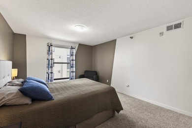 Beautiful and well-maintained condo in an incredible location - photo 25