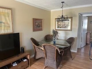 Beautifully remodeled 1 bedroom, 1 bath unit located in the - photo 2