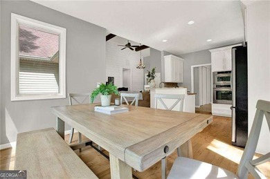 Spectacular sunsets on this breathtaking lakefront escape! This - photo 8