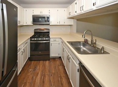Freshly painted, immaculate 1st floor ranch unit (NO stairs) on - photo 9